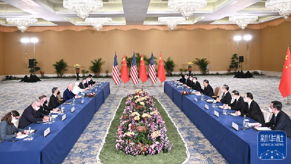 当地时间11月14日下午，国家主席习近平在印度尼西亚巴厘岛同美国总统拜登举行会晤。新华社记者 燕雁 摄